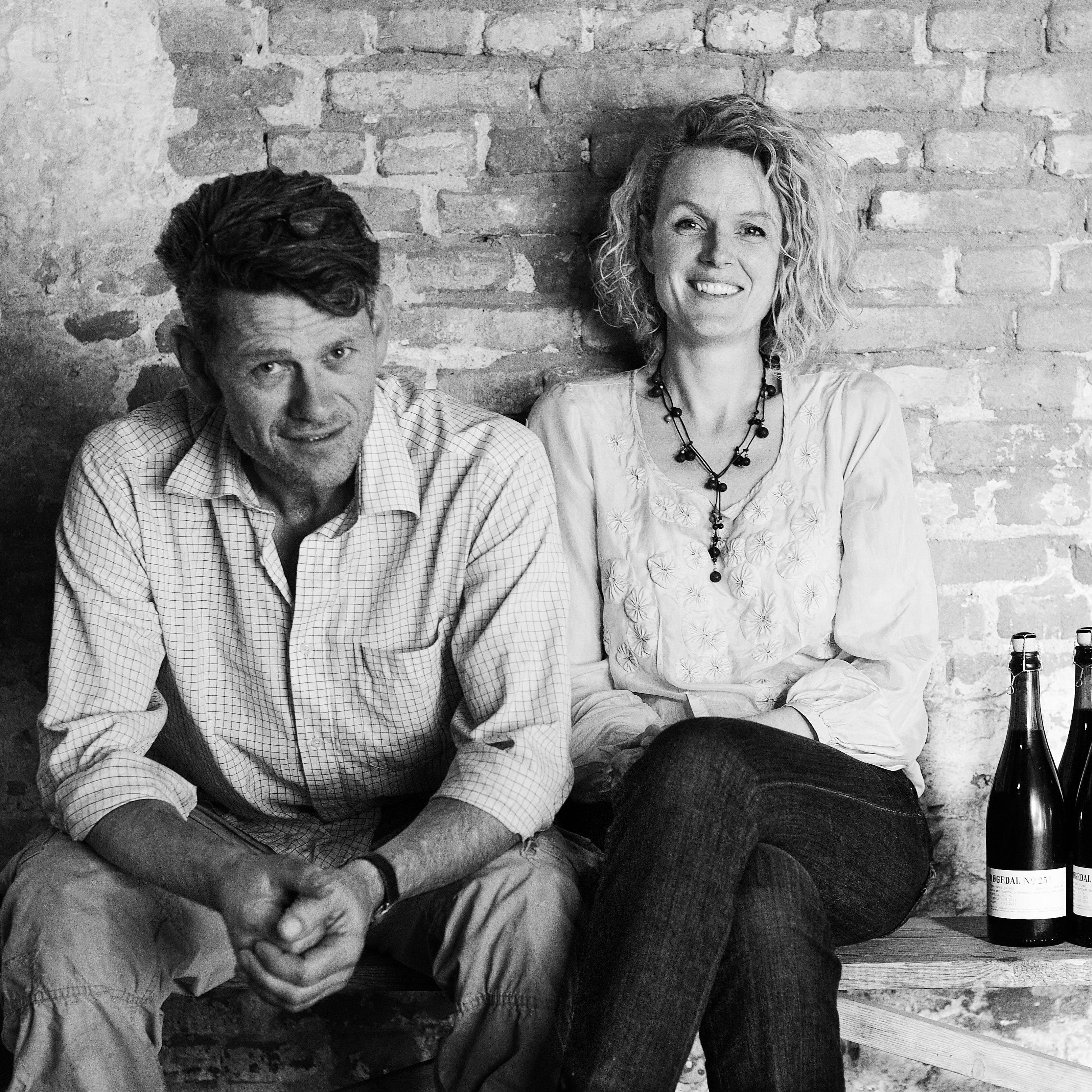 Gitte og Casper i laden